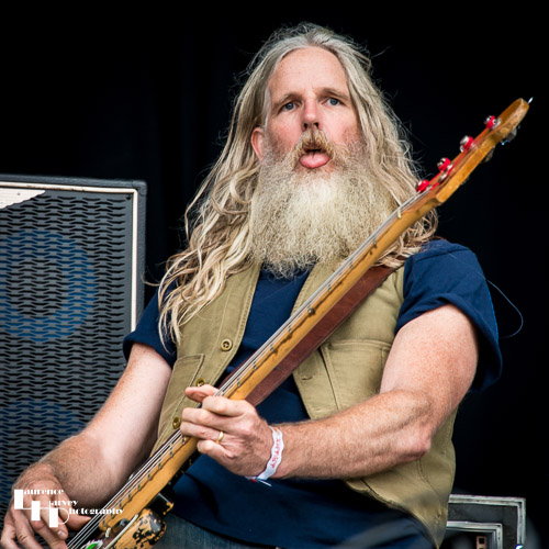 Reef: Jack Bessant on bass