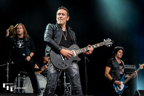 Last In Line: Andrew Freeman on vocals & 
Vivian Campbell on guitar