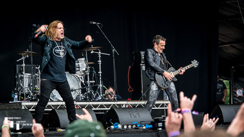 Last In Line: Andrew Freeman on vocals & 
Vivian Campbell on guitar