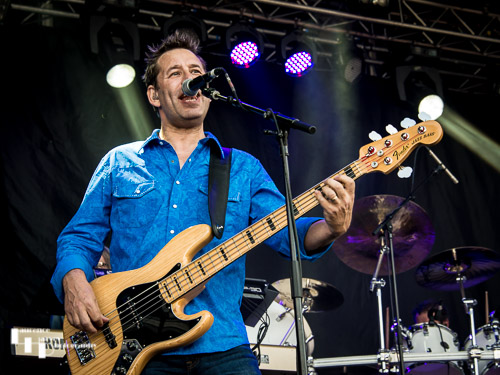 Magnum: Al Barrow on bass