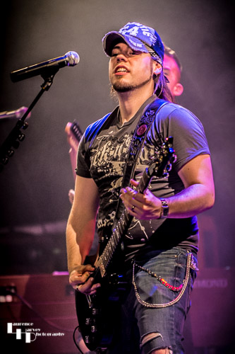 Rich Moss on vocals & backing guitar