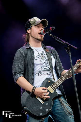 Stone Broken: Rich Moss on vocals & backing guitar