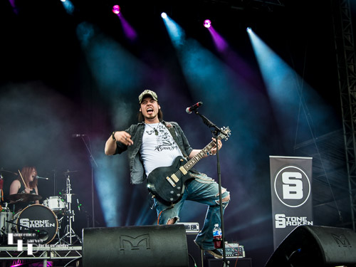 Stone Broken: Rich Moss on vocals & backing guitar