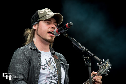 Stone Broken: Rich Moss on vocals & backing guitar