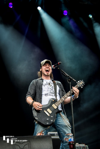 Stone Broken: Rich Moss on vocals & backing guitar