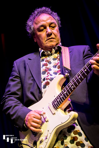 Steve Simpson on vocals & electric guitar