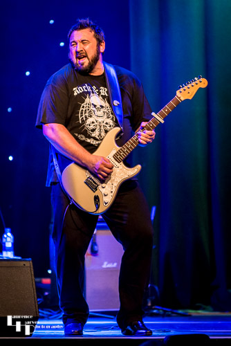 Alan Nimmo on guitar