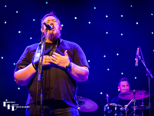 Stevie Nimmo on vocals