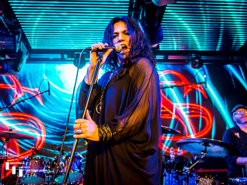 Sari Schorr on vocals