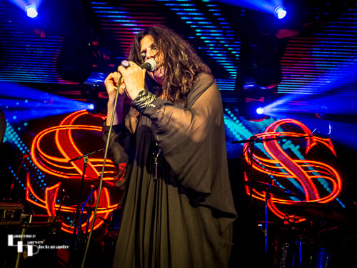 Sari Schorr on vocals
