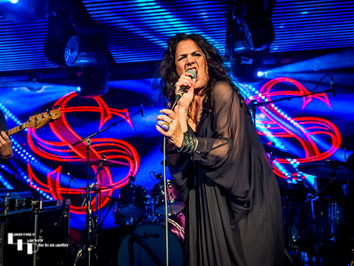 Sari Schorr on vocals