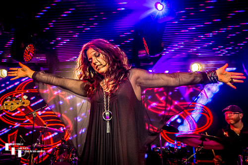 Sari Schorr on vocals
