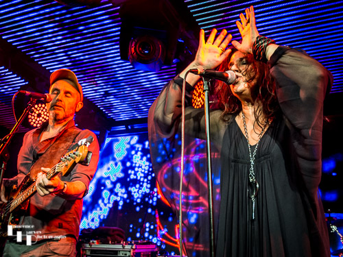 Sari Schorr on vocals & Kevin Jeffries on bass