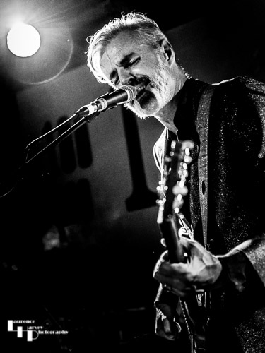 Ruben Block on vocals & guitar