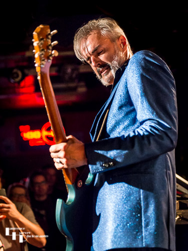 Ruben Block on vocals & guitar
