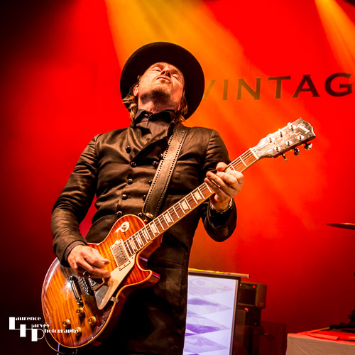 Nalle Colt on guitar