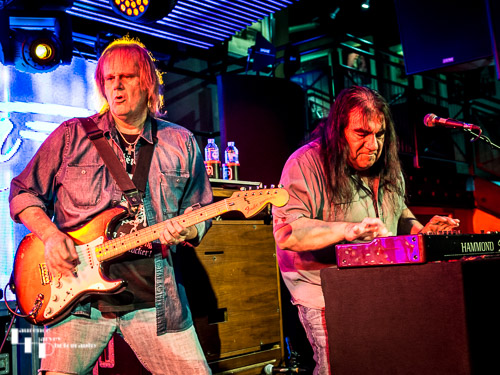 Walter Trout on vocals & guitar & Sammy Avila on keys