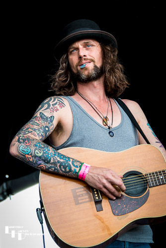 Xander & The Peace Pirates: Stuart Xander on guitar
