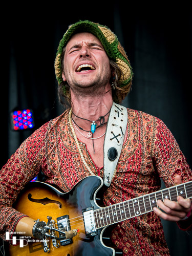 Xander & The Peace Pirates: Keith Xander on vocals & guitar