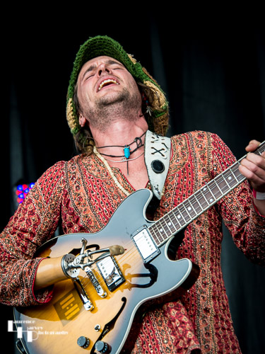 Xander & The Peace Pirates: Keith Xander on vocals & guitar