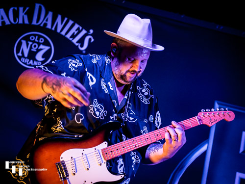 Big Boy Bloater on guitar & vocals