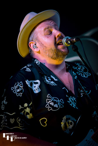 Big Boy Bloater on guitar & vocals