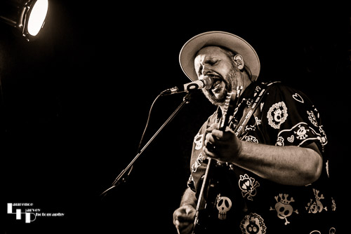 Big Boy Bloater on guitar & vocals