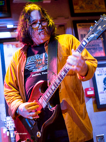 Big Gilson on vocals & guitar