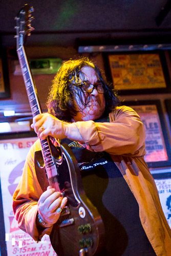 Big Gilson on vocals & guitar