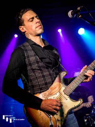 Dan Patlansky on vocals & guitar