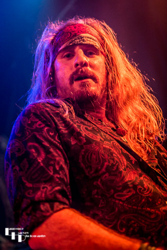 Simon Golaz on rhythm guitar