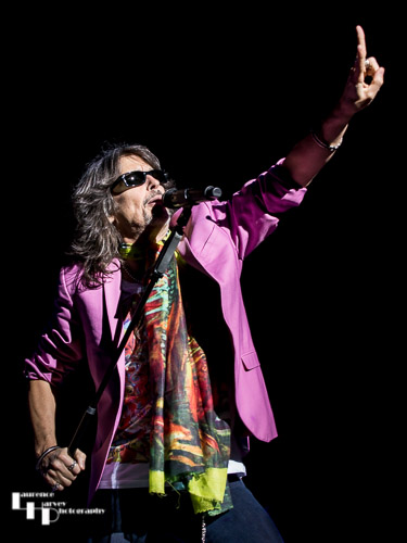 Kelly Hansen on lead vocals