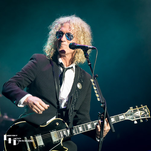 Bruce Watson on lead guitar