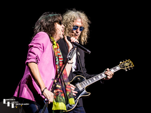 Kelly Hansen on vocals & Bruce Watson on guitar