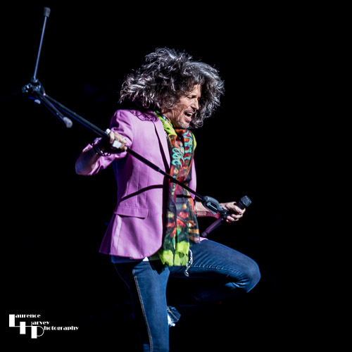 Kelly Hansen on lead vocals