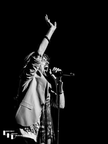 Kelly Hansen on lead vocals