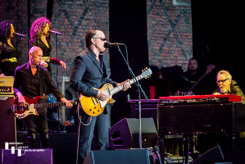 Joe Bonamassa on guitar & vocals, Reese Wynans on keys, Michael Rhodes on bass with Mahalia Barnes & Jade Macrae on backing vocals