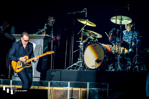 Joe Bonamassa on guitar & vocals, Anton Fig on drums