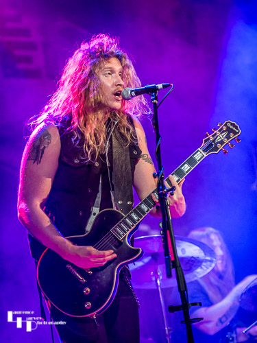 Jared James Nichols on vocals & guitar