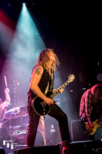Jared James Nichols on vocals & guitar