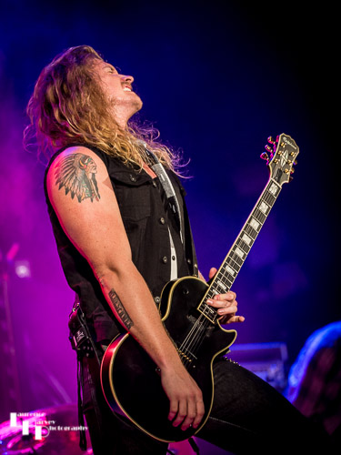 Jared James Nichols on vocals & guitar