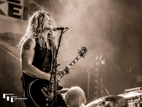 Jared James Nichols on vocals & guitar