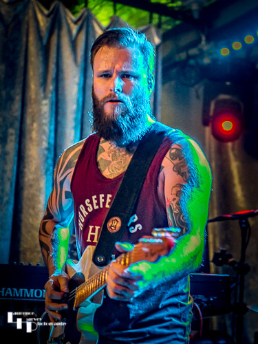 Kris Barras on guitar & vocals