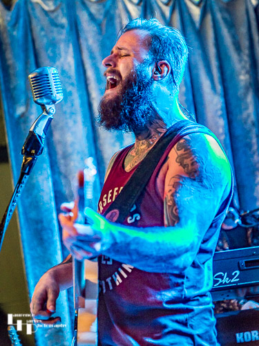 Kris Barras on guitar & vocals
