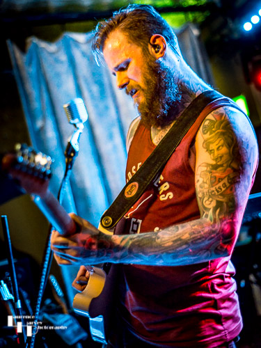 Kris Barras on guitar & vocals