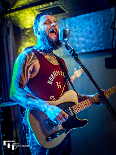 Kris Barras on guitar & vocals