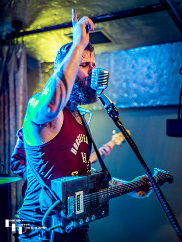 Kris Barras on guitar & vocals