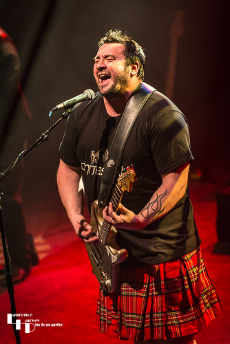 Alan Nimmo on guitar & vocals