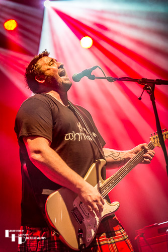 Alan Nimmo on guitar & vocals