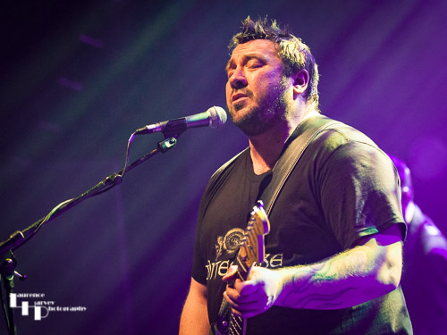 Alan Nimmo on guitar & vocals